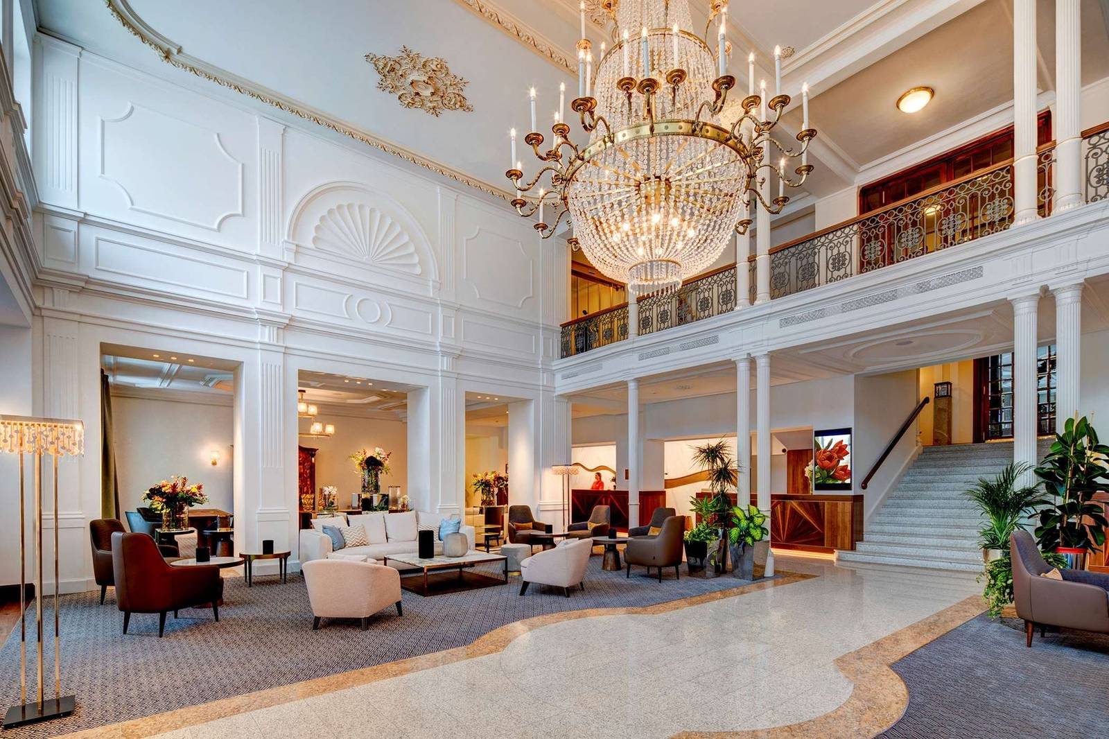 Grand Hotel des Bains Kempinski 挑高大廳與水晶吊燈