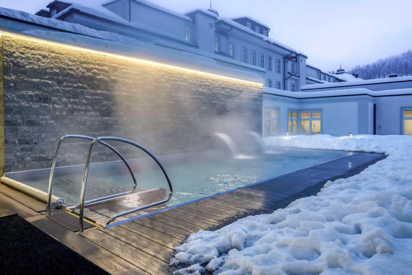 Grand Hotel des Bains Kempinski 雪地中的戶外溫水泳池