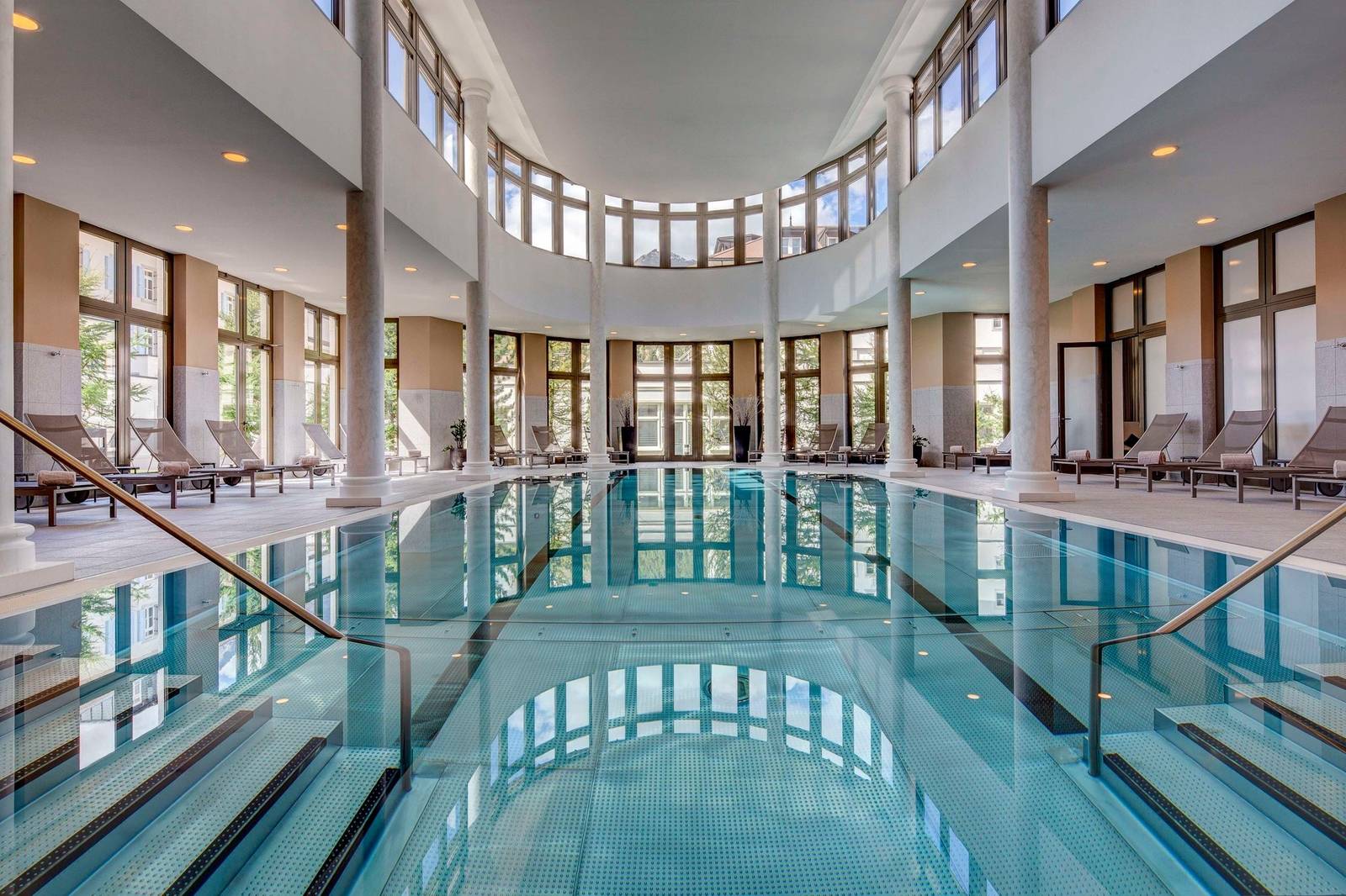 Grand Hotel des Bains Kempinski 列柱環繞的室內泳池