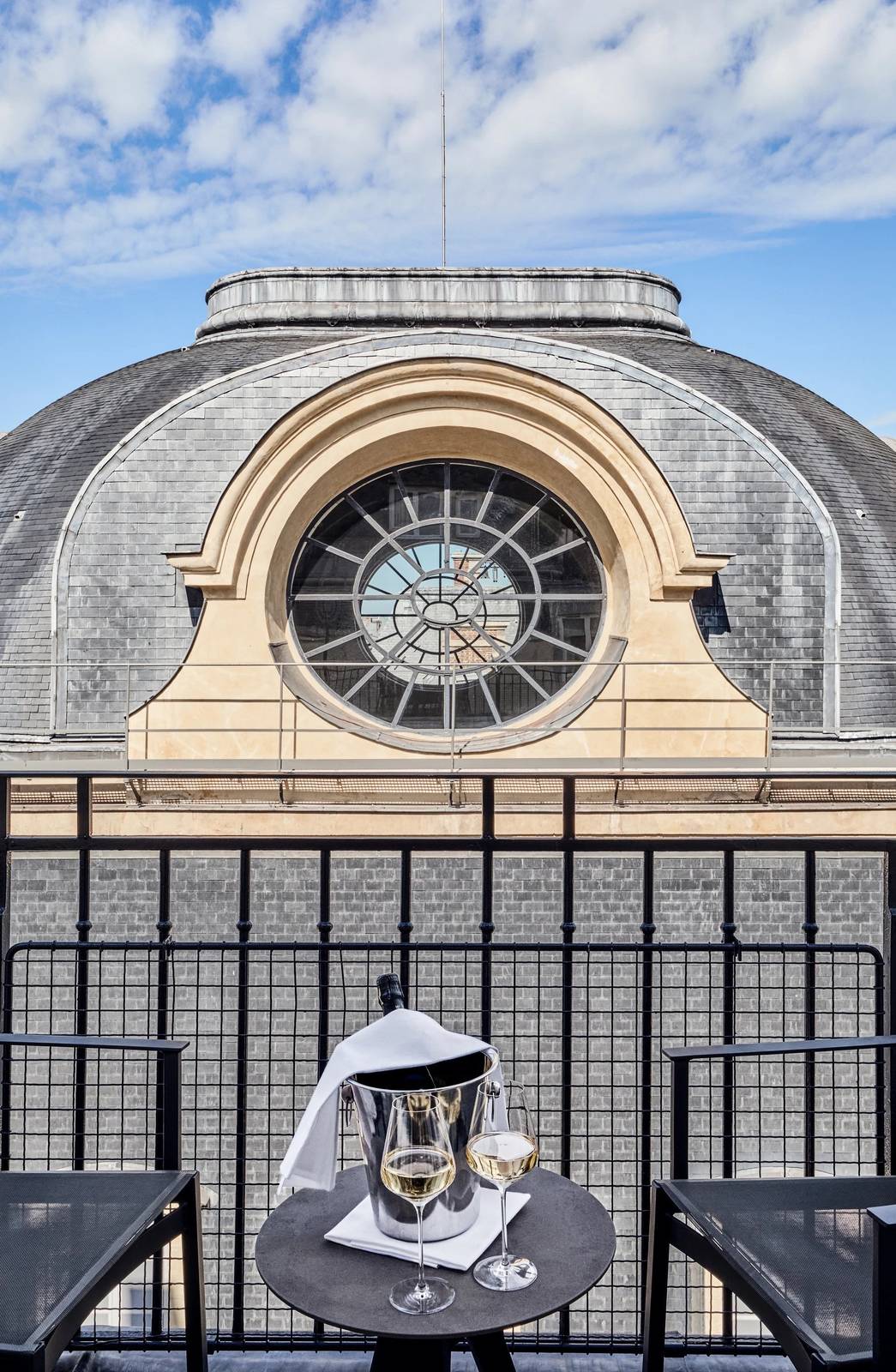 Grand Hôtel du Palais Royal 客房陽台與巴黎屋頂景觀