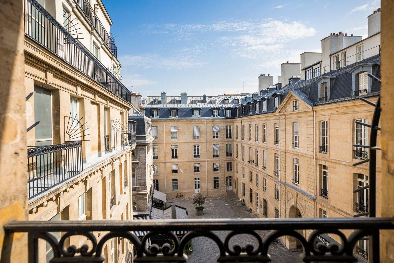 從 Grand Hôtel du Palais Royal 陽台看瓦盧瓦廣場周邊建築