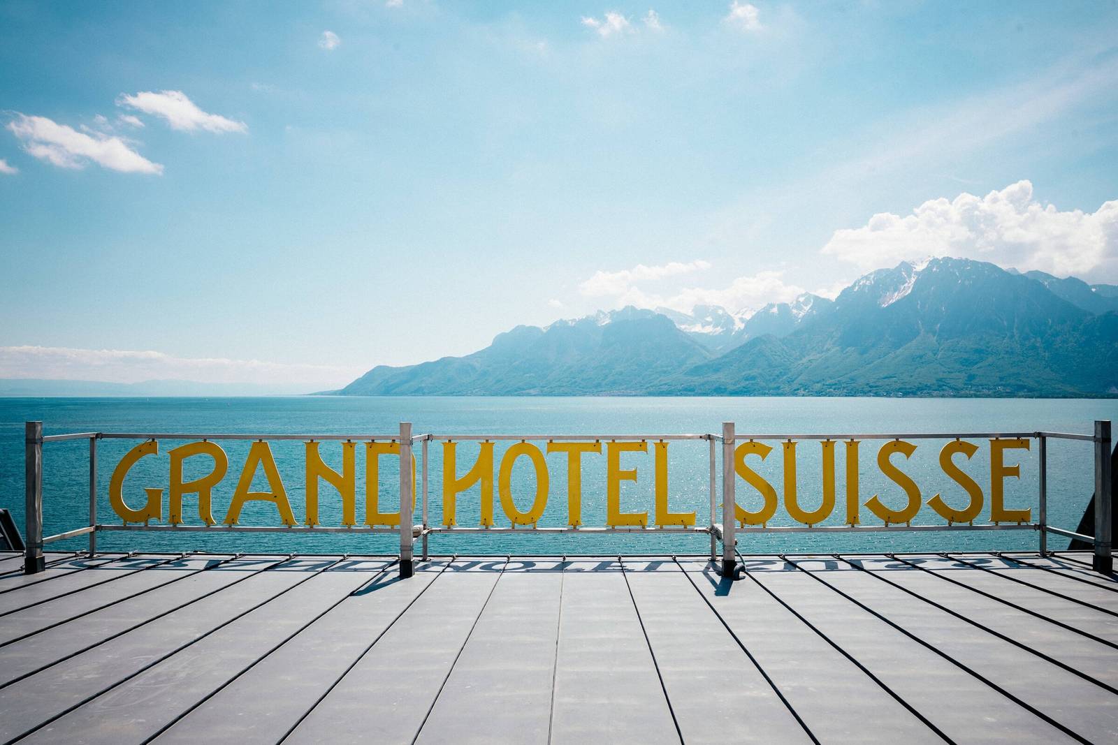Grand Hotel Suisse Majestic 屋頂招牌與日內瓦湖、阿爾卑斯山景