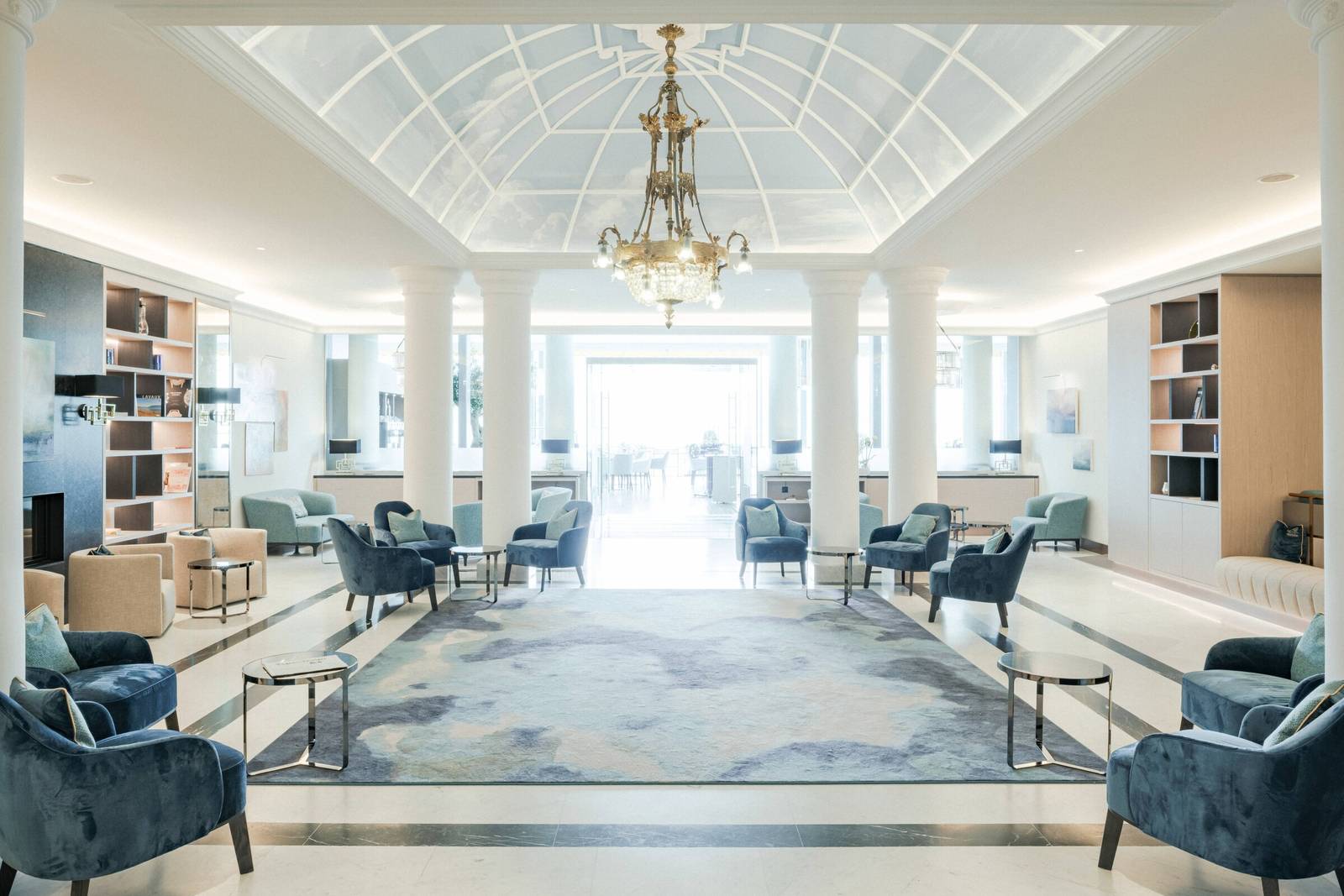Grand Hotel Suisse Majestic 挑高大廳與水晶吊燈