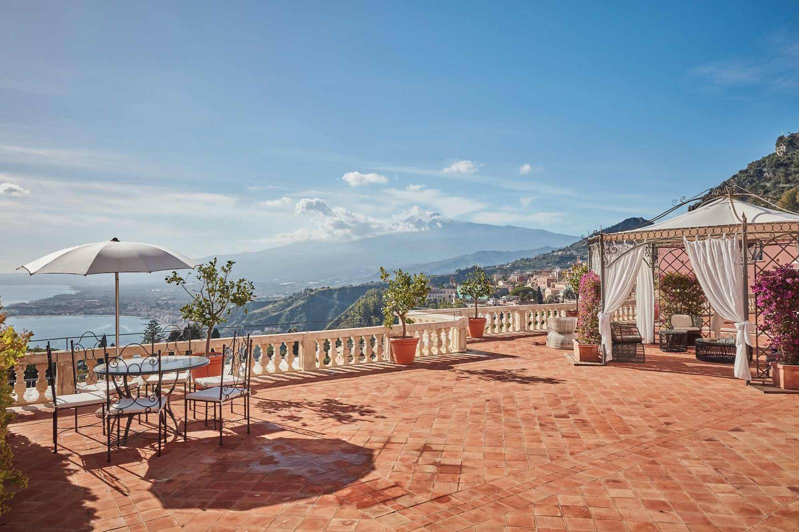 Grand Hotel Timeo 露台遠望埃特納火山與海岸