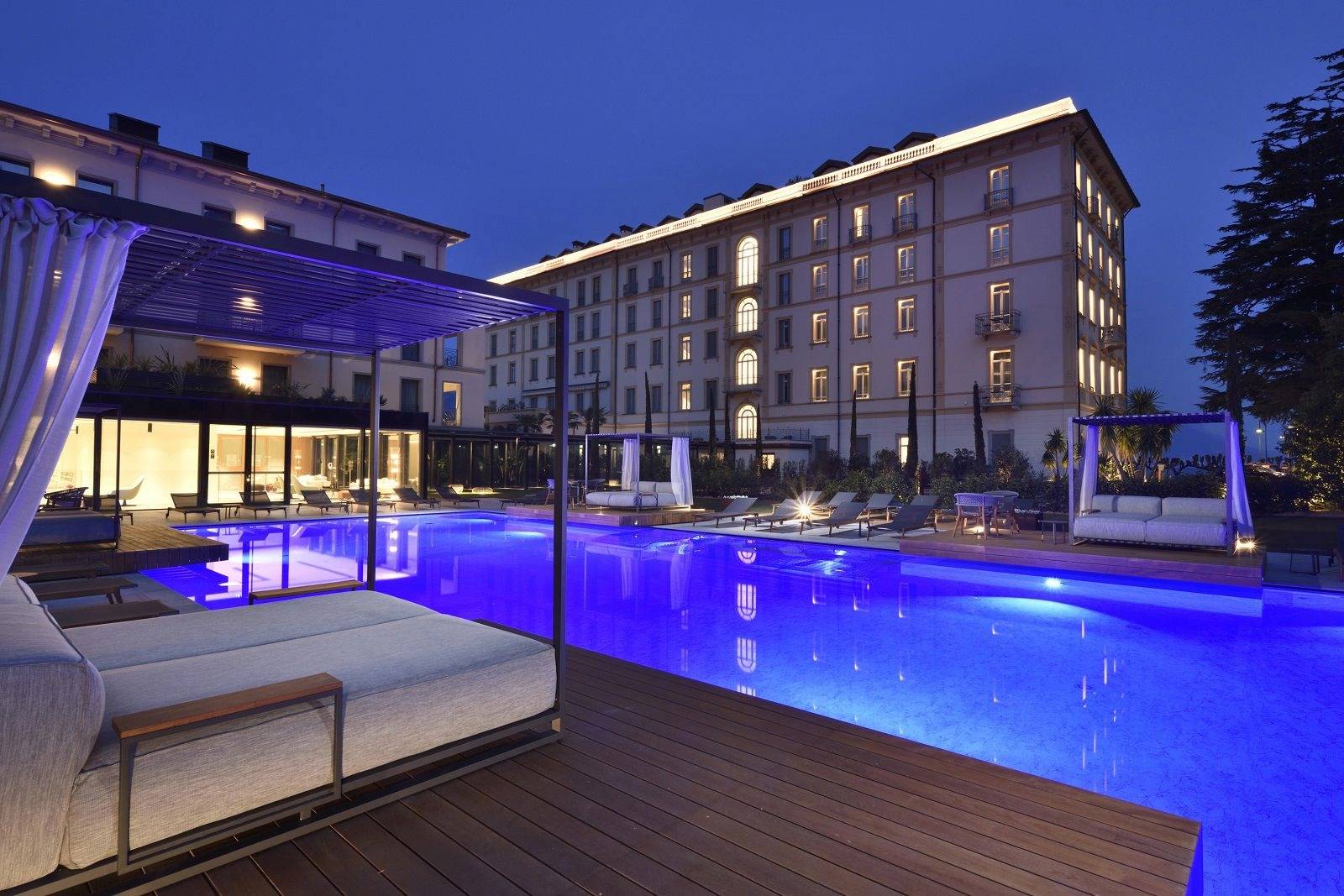Grand Hotel Victoria 夜晚的戶外泳池