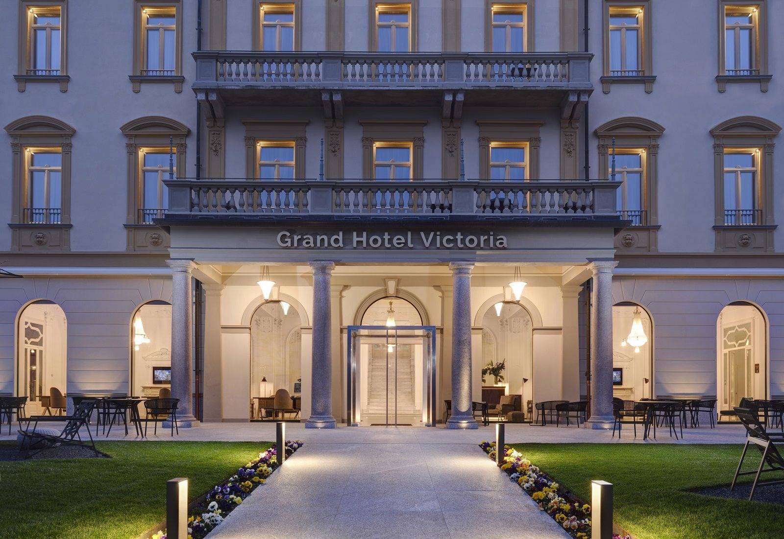 Grand Hotel Victoria 夜間入口與建築立面
