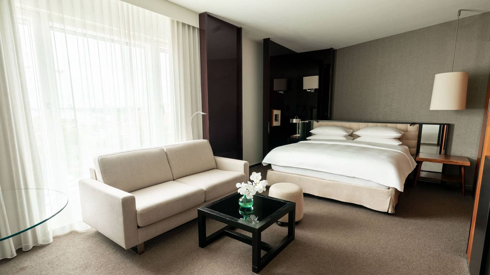 柏林君悅酒店 Junior Suite 臥室與沙發區