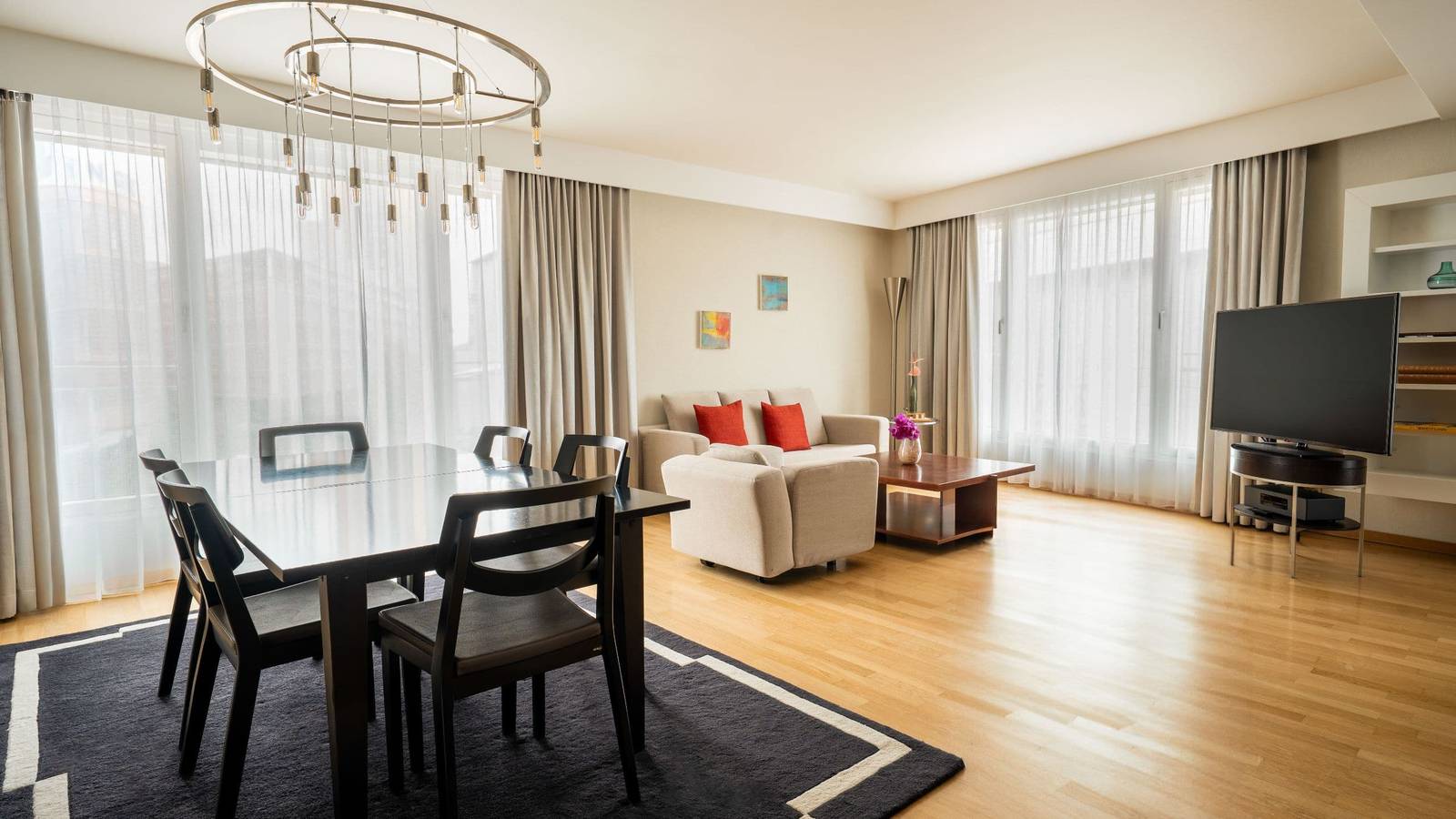 柏林君悅酒店 Grand Executive Suite 客廳與餐桌