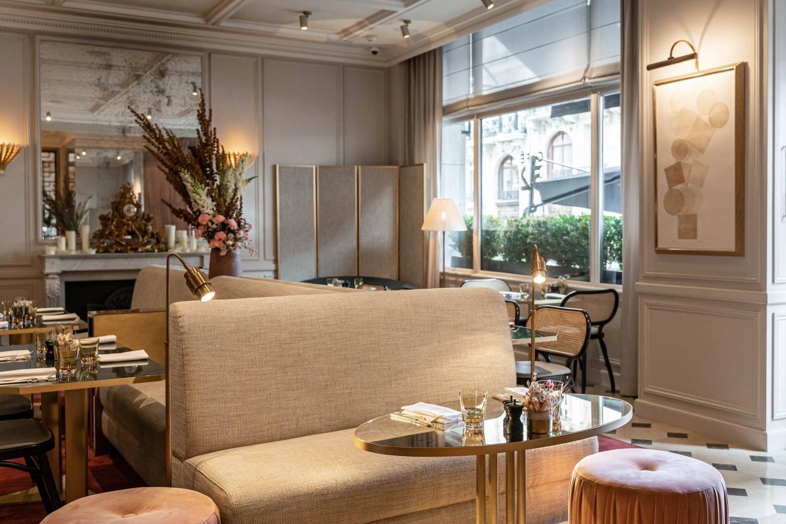 Café 52 窗邊沙發座位區
