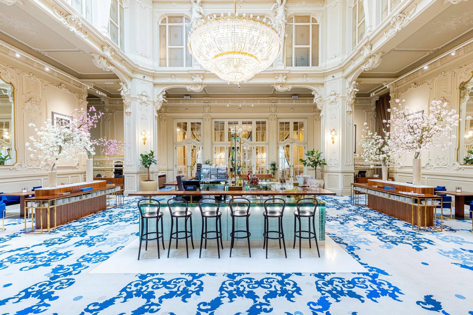 Grandhotel Pupp Malá dvorana 水晶吊燈下的吧台