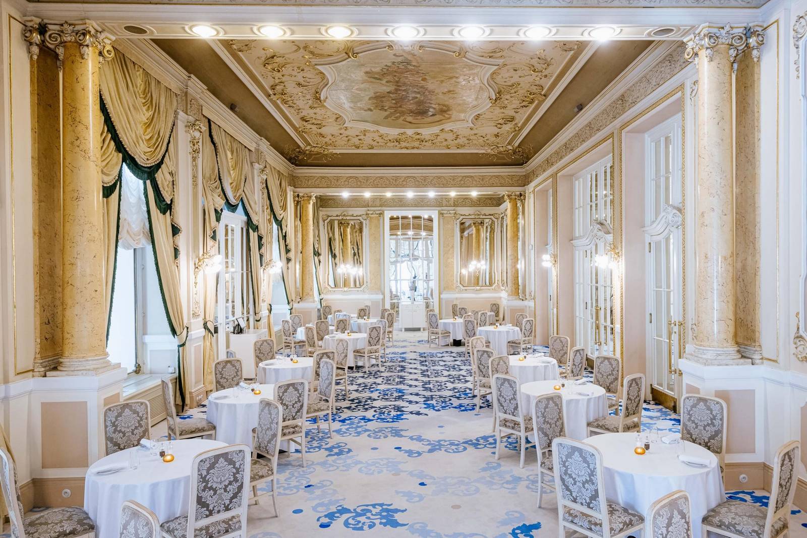 Grandhotel Pupp Grandrestaurant 金色裝飾宴廳