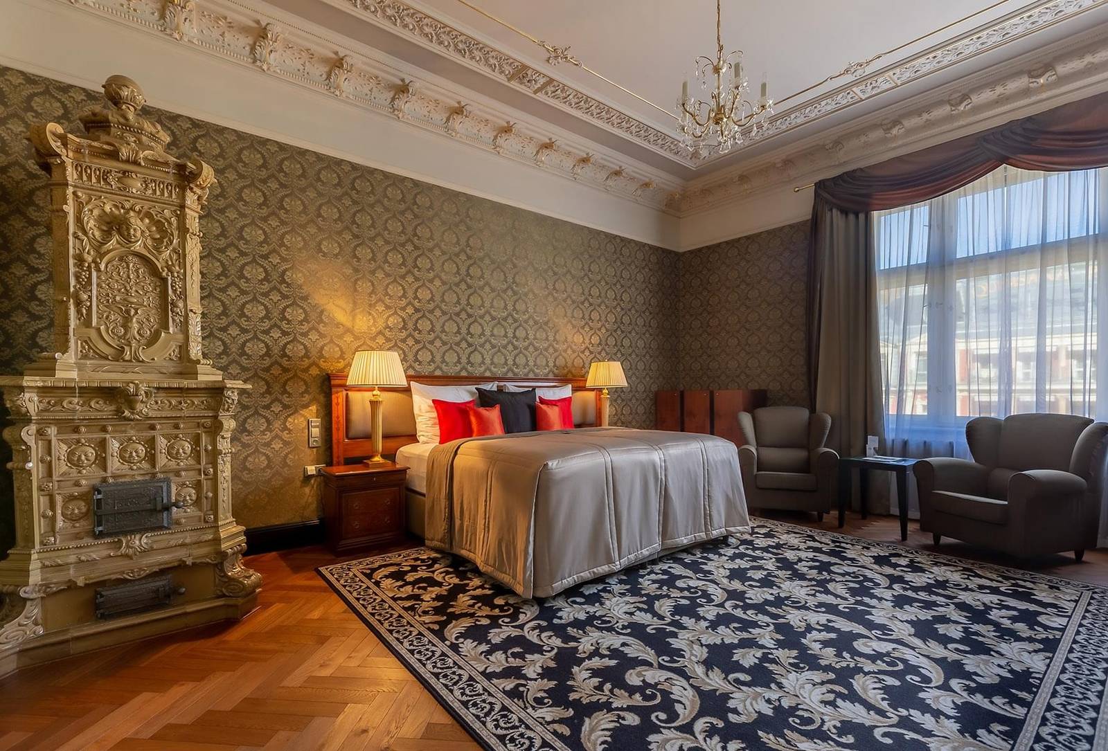 Grandhotel Pupp Presidential Suite 臥室與陶瓷暖爐
