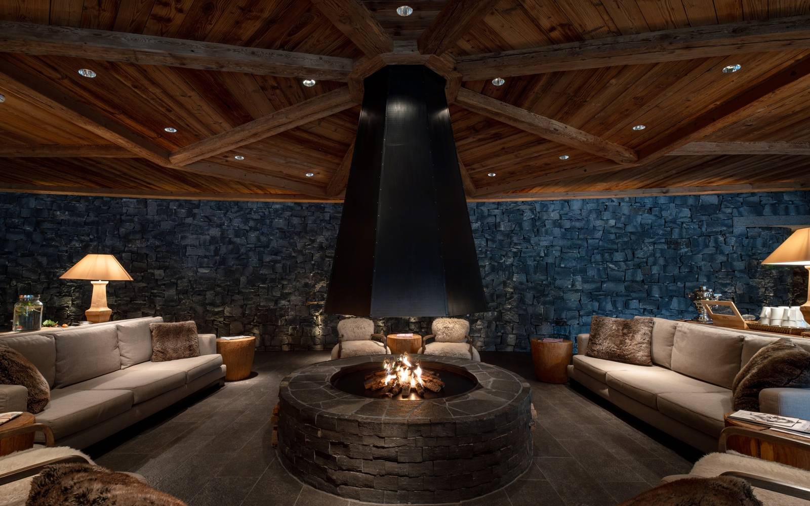格施塔德 Gstaad Palace Spa 石牆壁爐休憩區