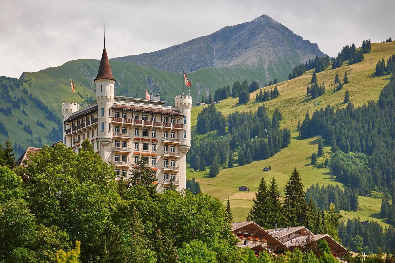 格施塔德 Gstaad Palace 夏季山谷與城堡式塔樓外觀