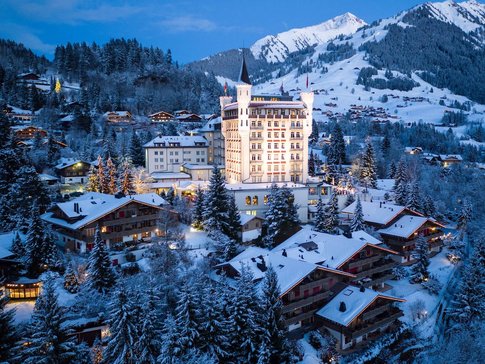 冬季雪景中的格施塔德村莊與 Gstaad Palace