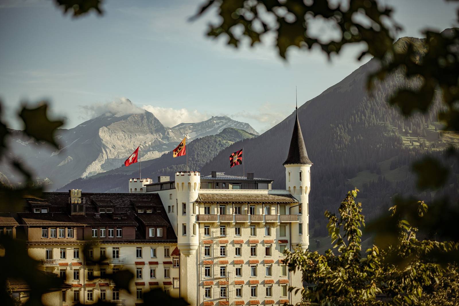 格施塔德 Gstaad Palace 塔樓與遠方阿爾卑斯山