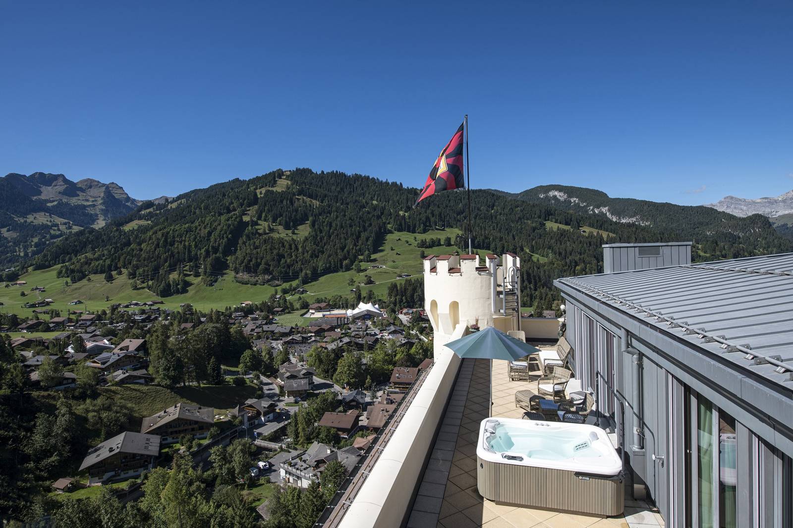 格施塔德 Gstaad Palace Penthouse 屋頂露台按摩池與村莊景