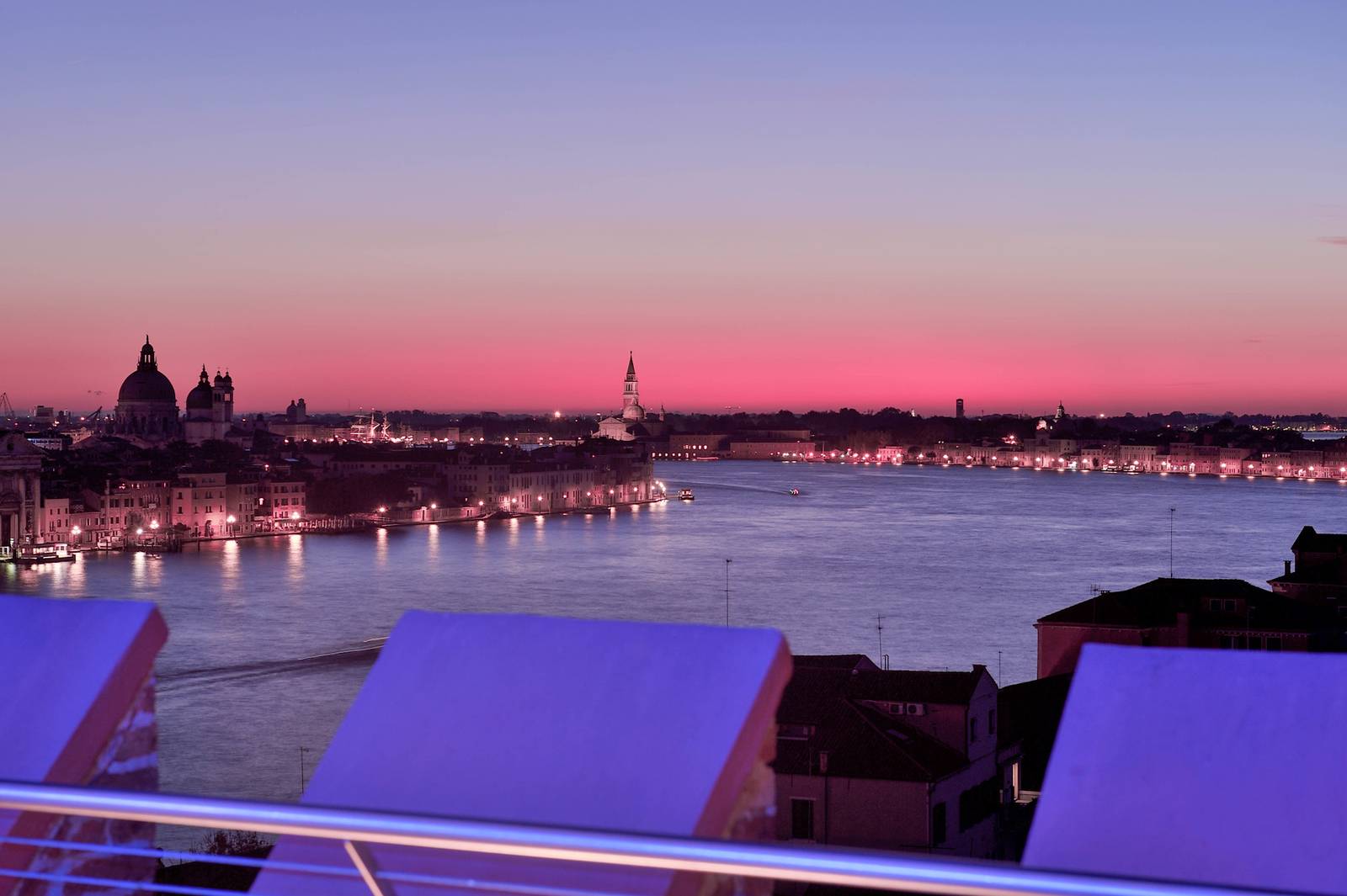 Skyline Rooftop Bar 眺望威尼斯的暮色景觀