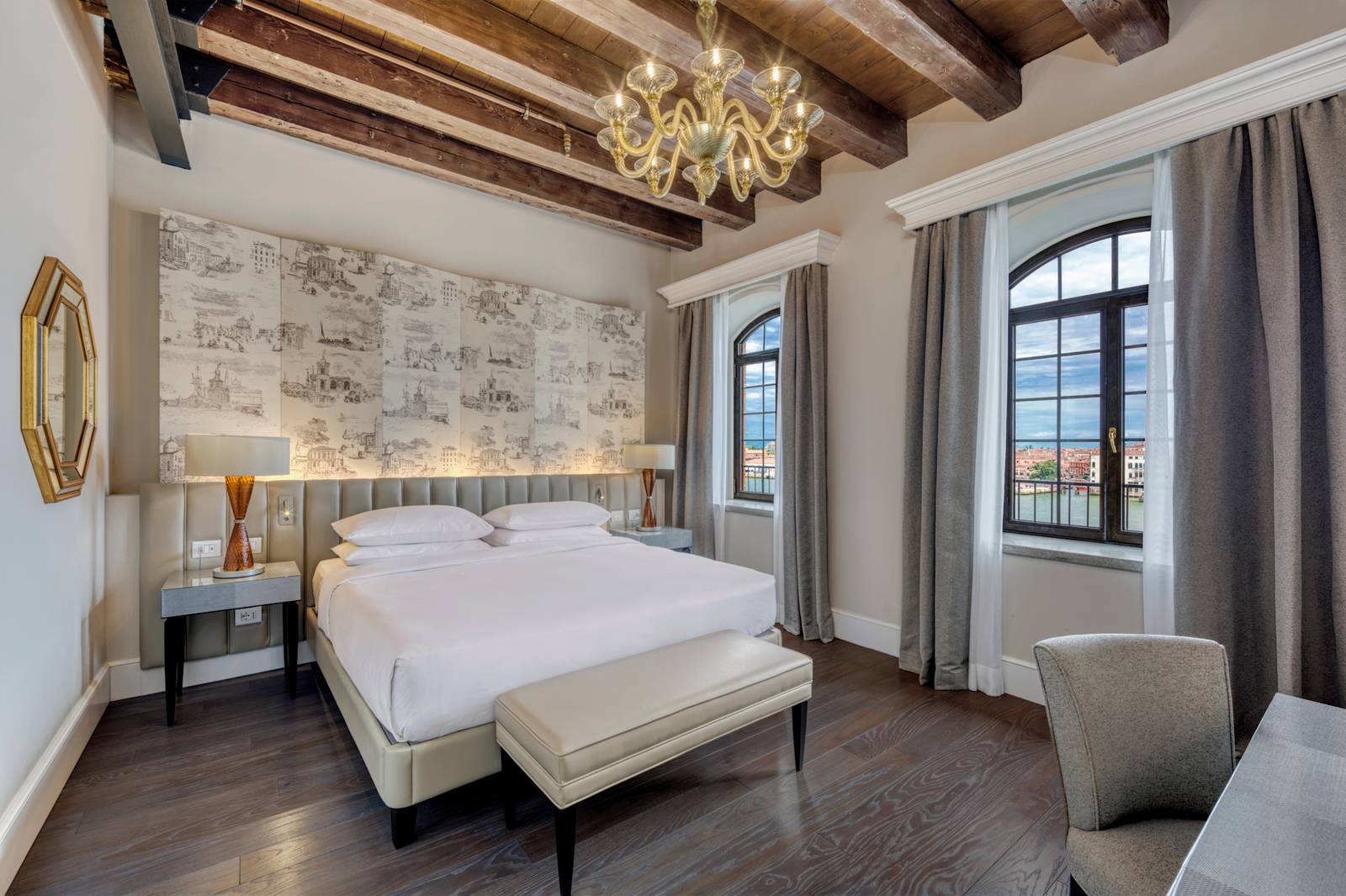 Molino Tower Suite 窗外運河景觀的臥室