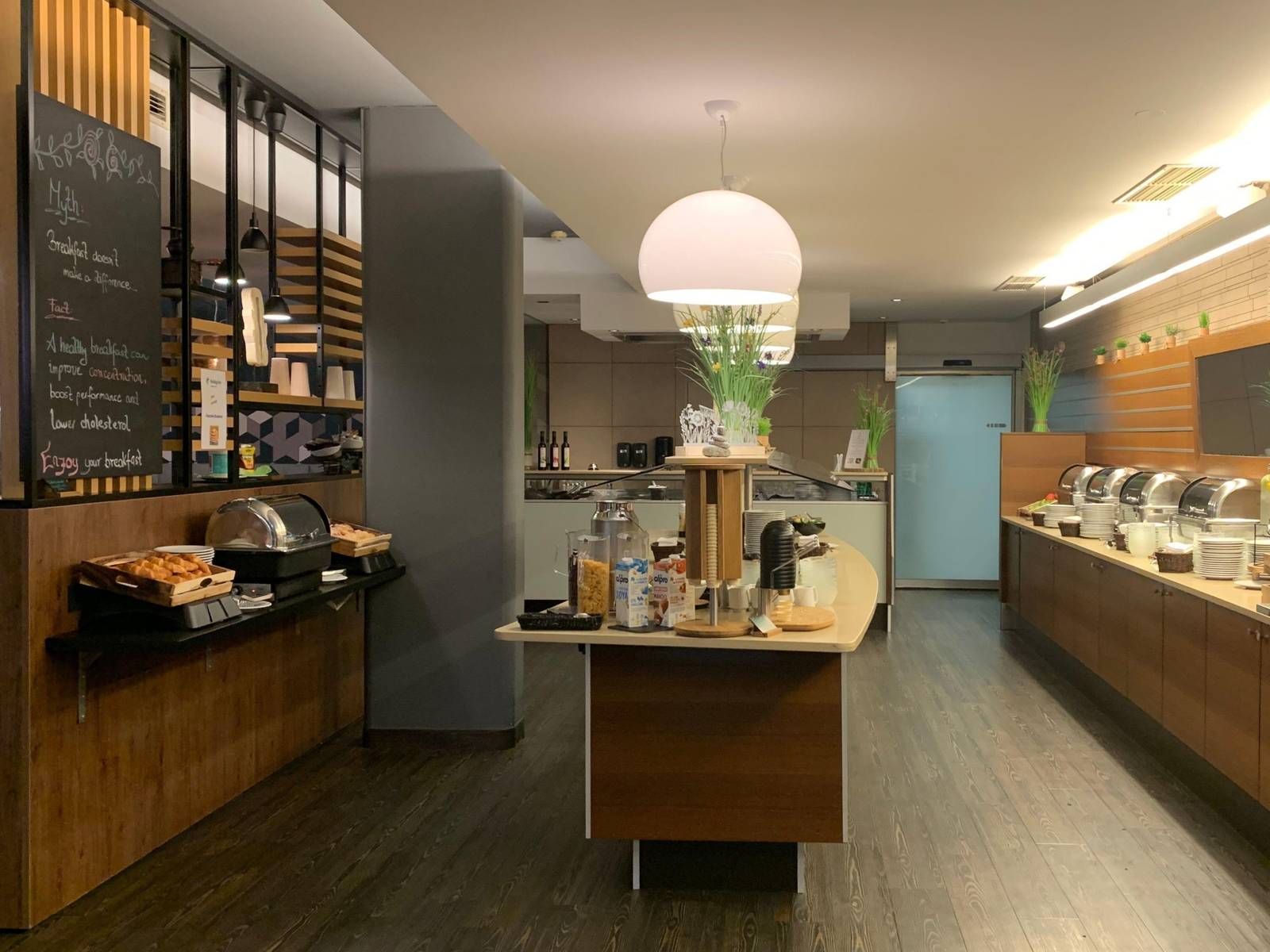 Holiday Inn Salzburg City 早餐自助吧