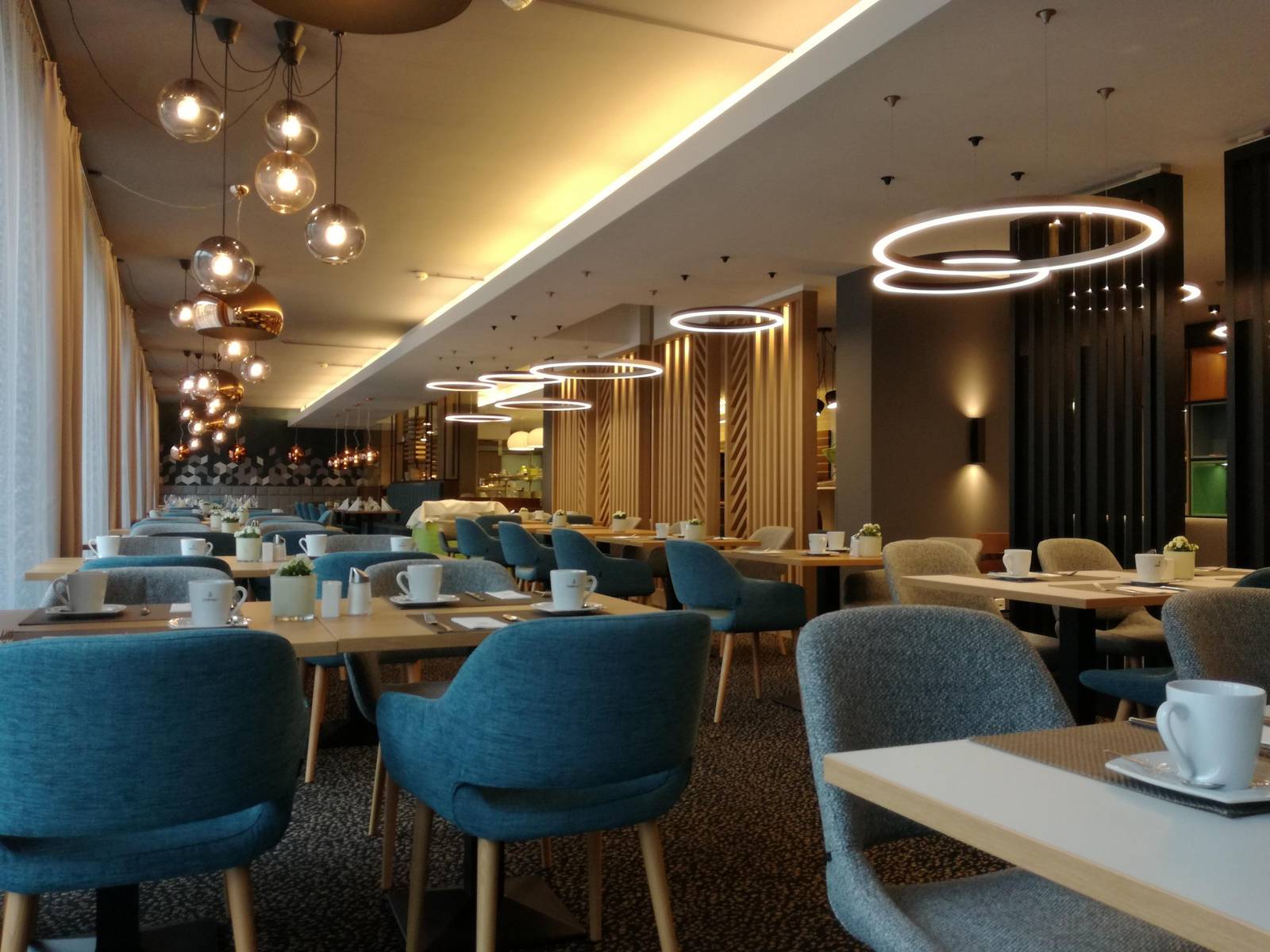Holiday Inn Salzburg City 早餐用餐區