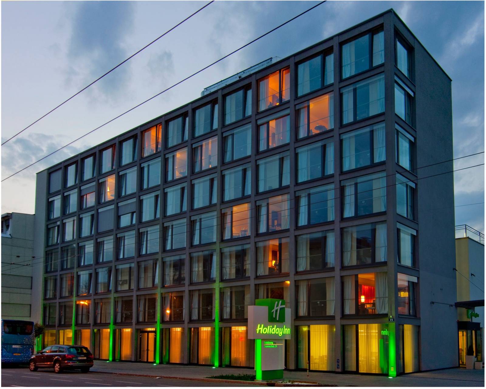 薩爾斯堡 Holiday Inn Salzburg City 夜間外觀