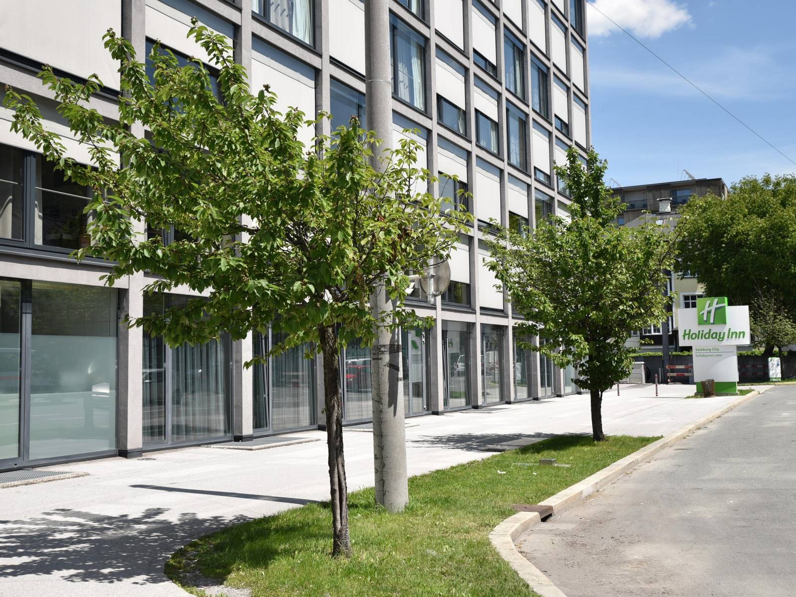 Holiday Inn Salzburg City 所在的 Sterneckstrasse 街景