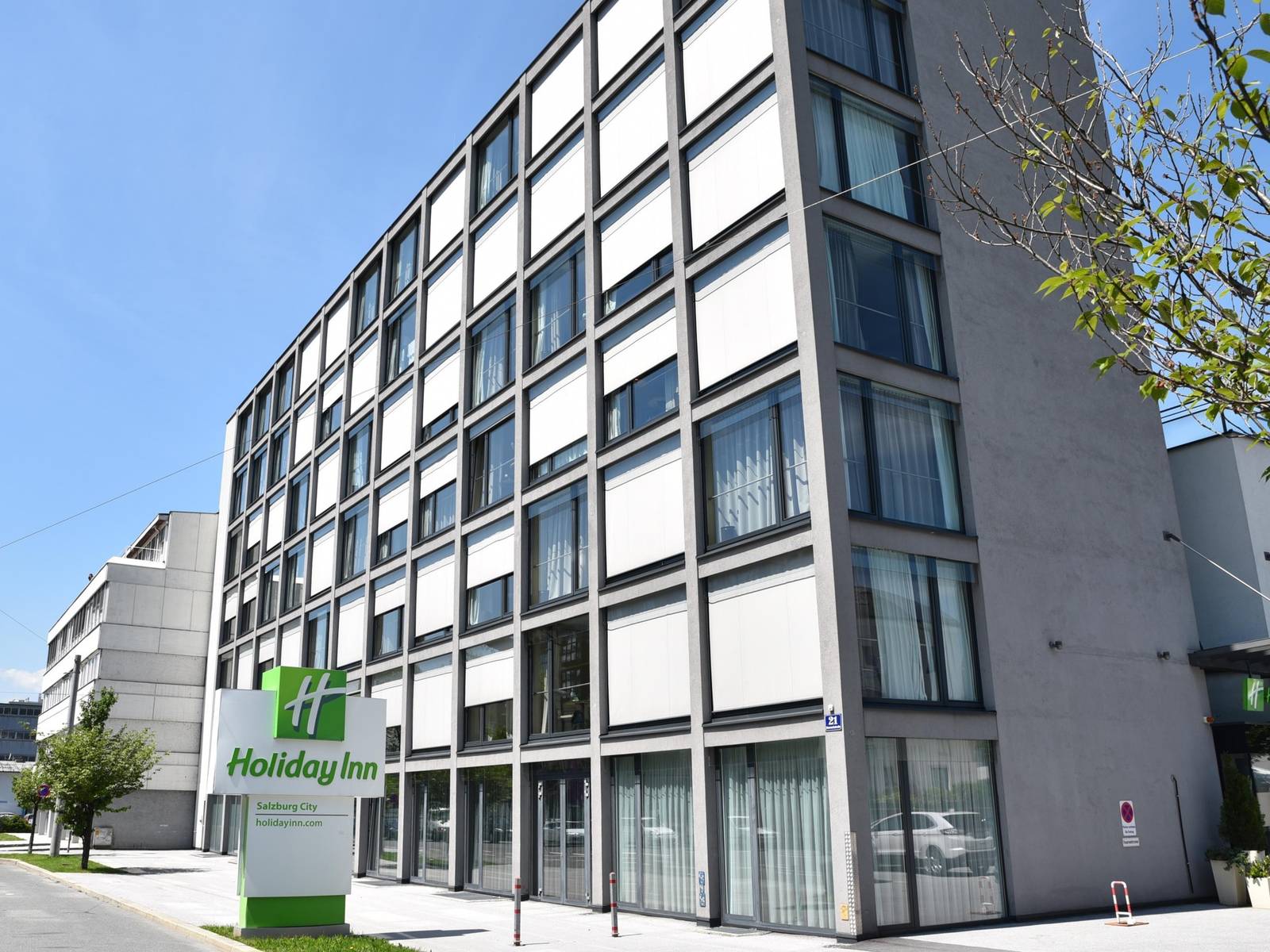 Holiday Inn Salzburg City 白天建築外觀