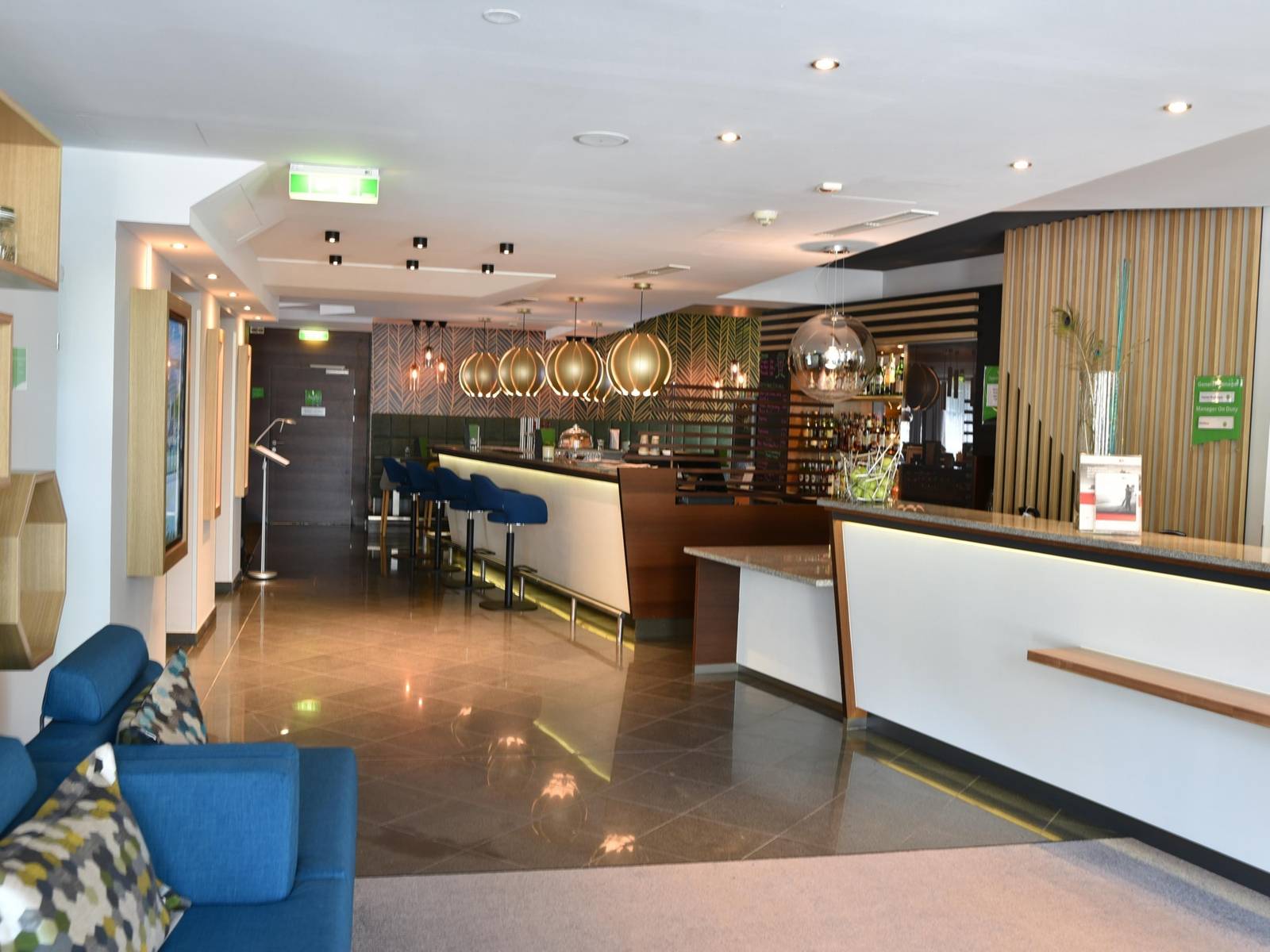Holiday Inn Salzburg City 開放式大廳與接待櫃台