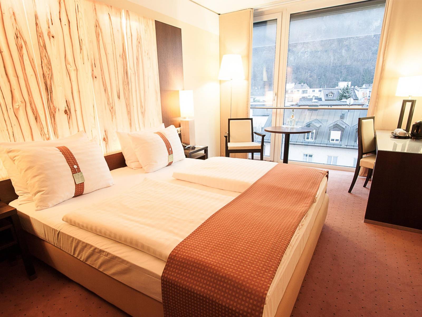 Holiday Inn Salzburg City 落地窗客房望向山景