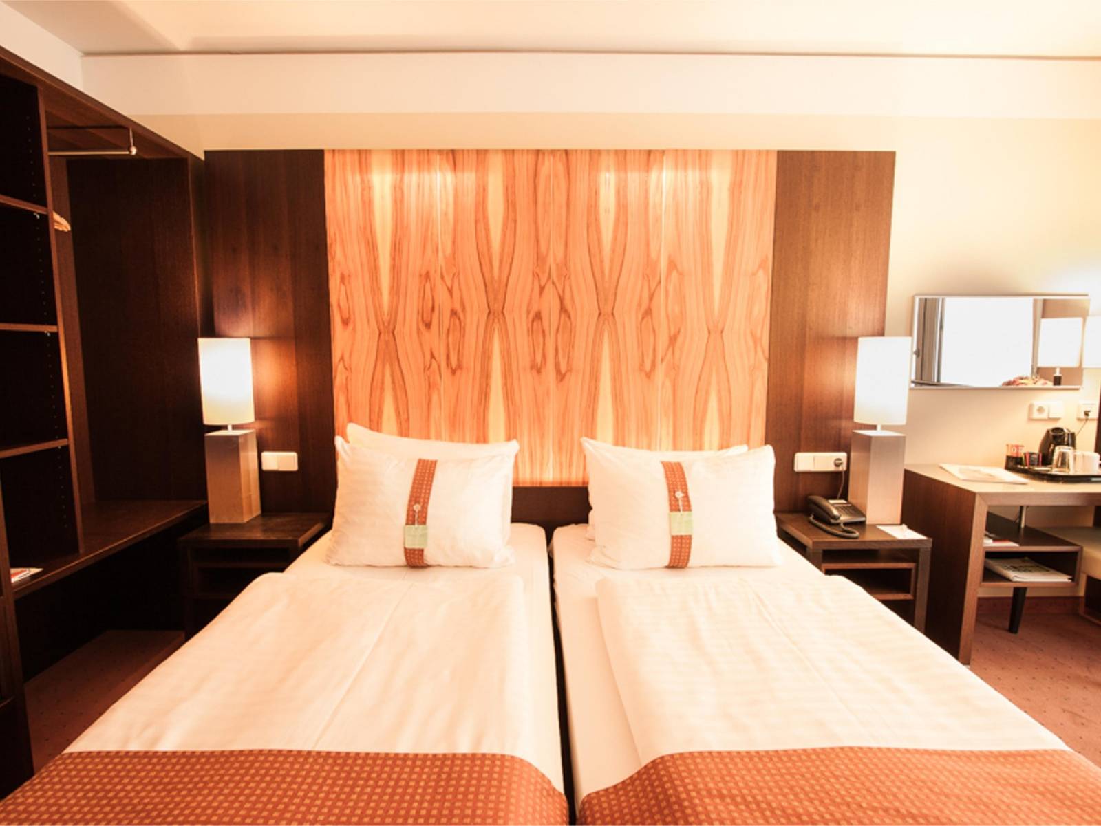 Holiday Inn Salzburg City 兩張單人床客房
