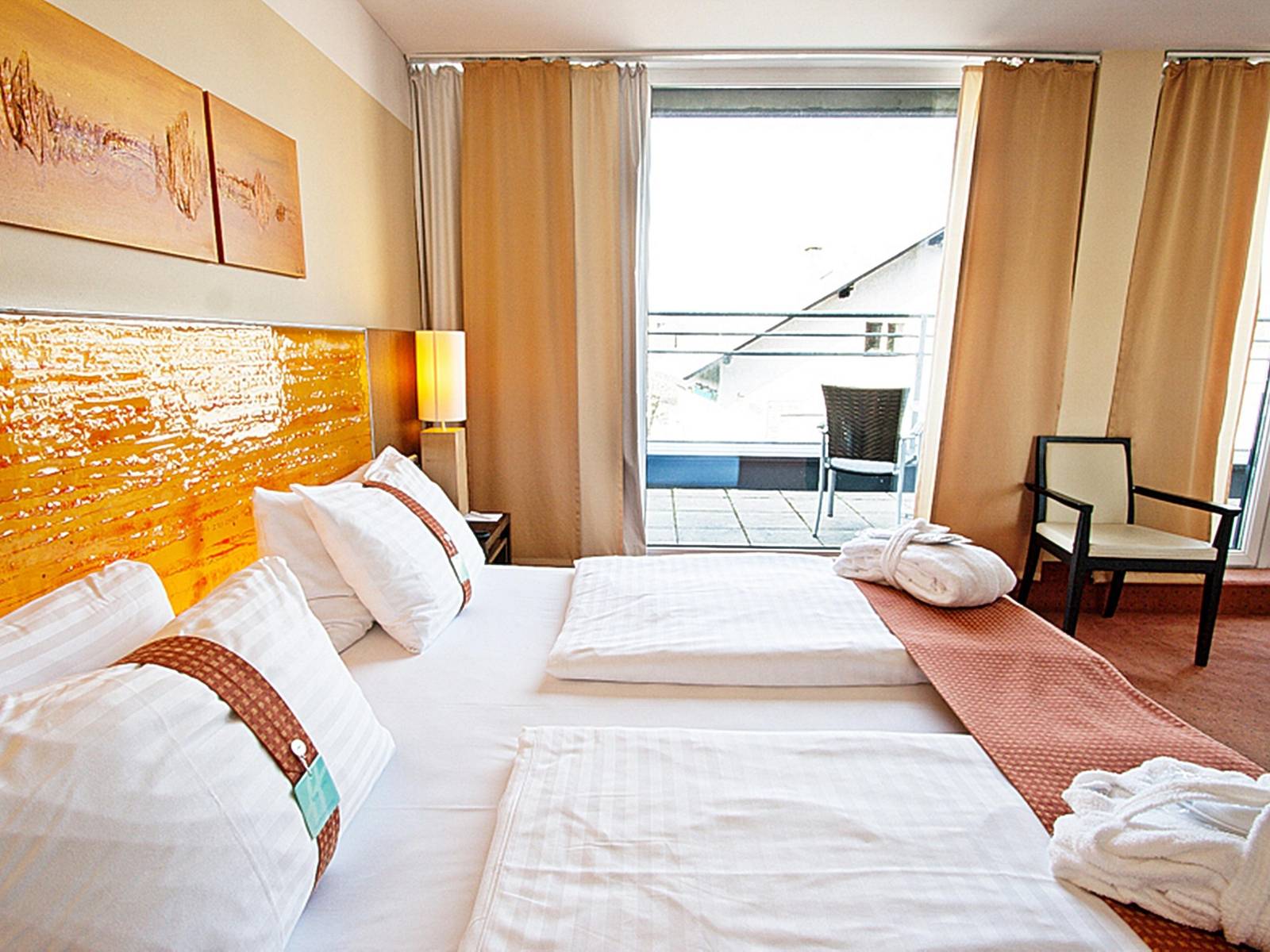 Holiday Inn Salzburg City 附陽台桌椅的客房