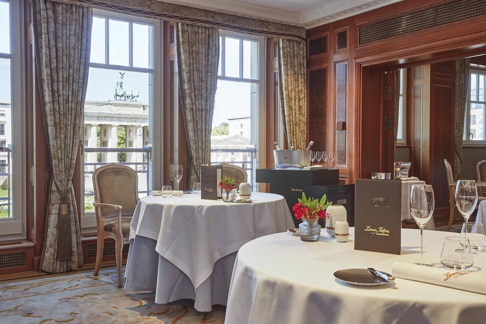 柏林阿德隆凱賓斯基酒店 Lorenz Adlon Esszimmer 窗邊餐桌