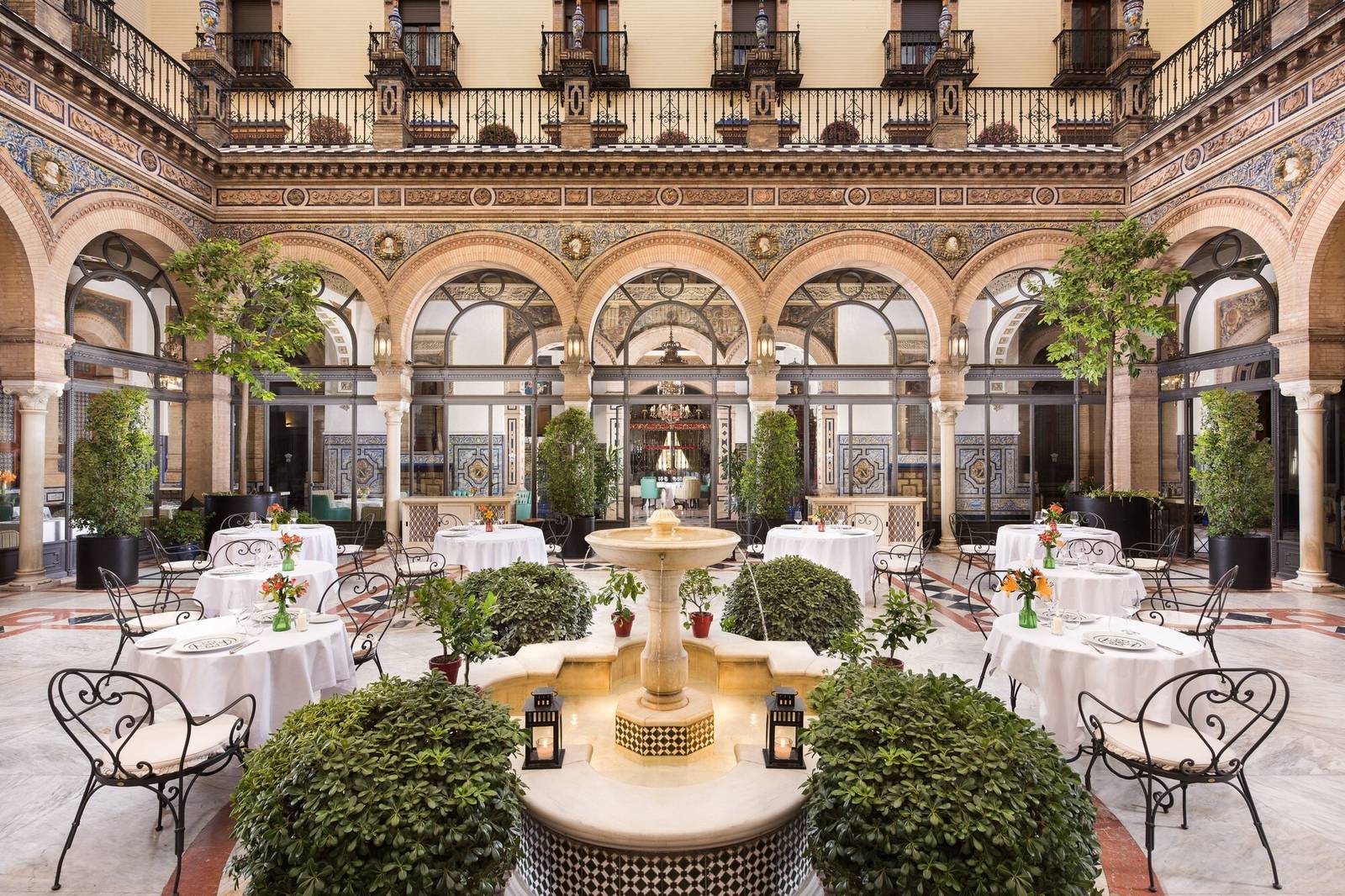 Hotel Alfonso XIII 噴泉中庭的餐廳座位