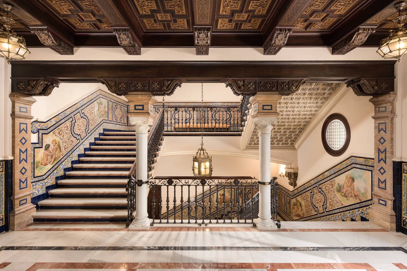 Hotel Alfonso XIII 磁磚裝飾的主樓梯