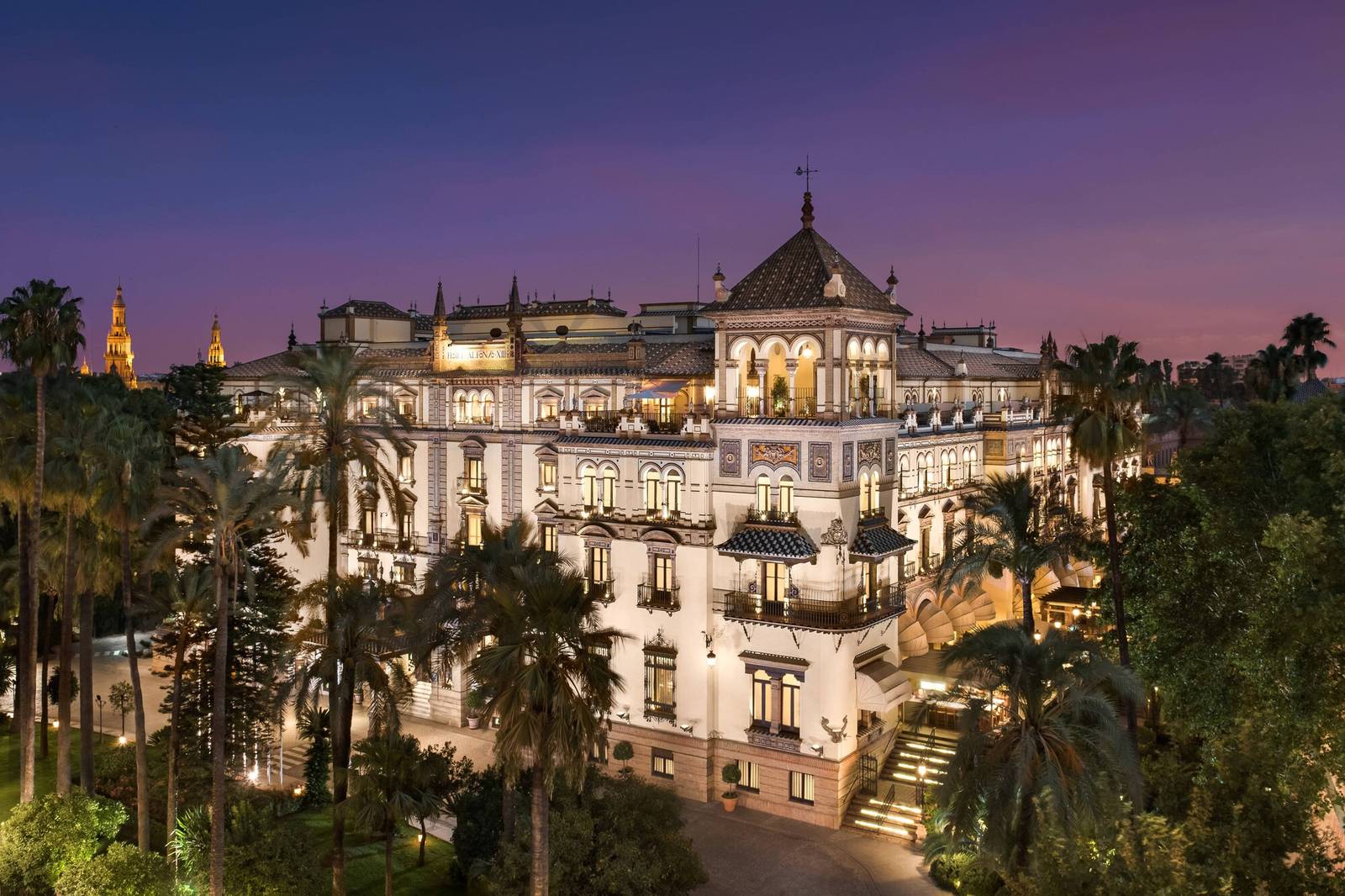 塞維亞 Hotel Alfonso XIII 夜色中的建築外觀與棕櫚庭園