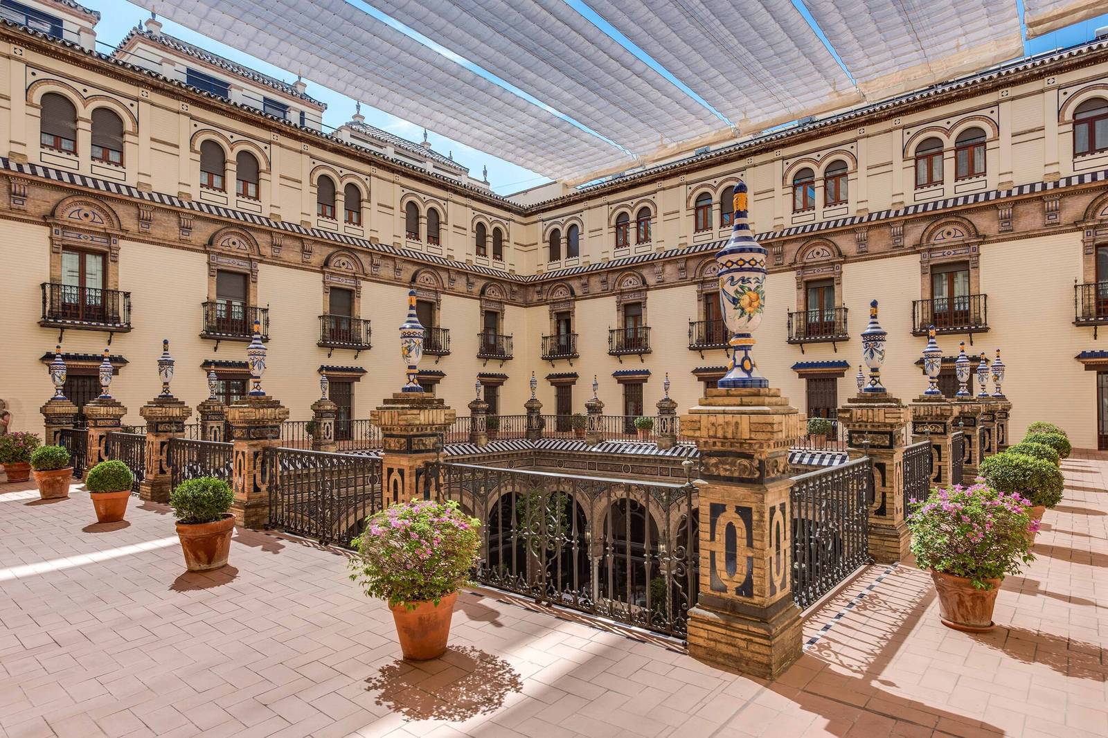 Hotel Alfonso XIII 磁磚裝飾的中庭迴廊