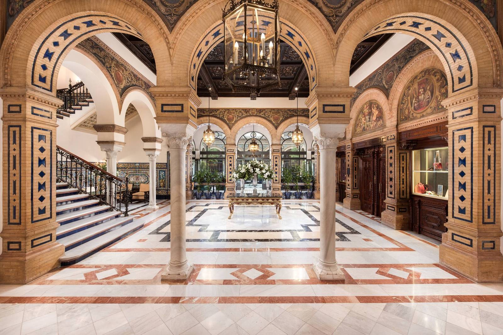 Hotel Alfonso XIII 穆德哈爾風格拱廊大廳