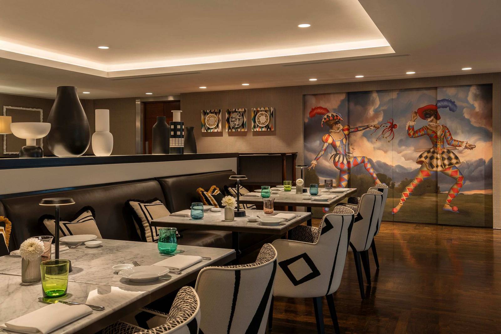 Ristorante Bocconi 牆面藝術與餐桌