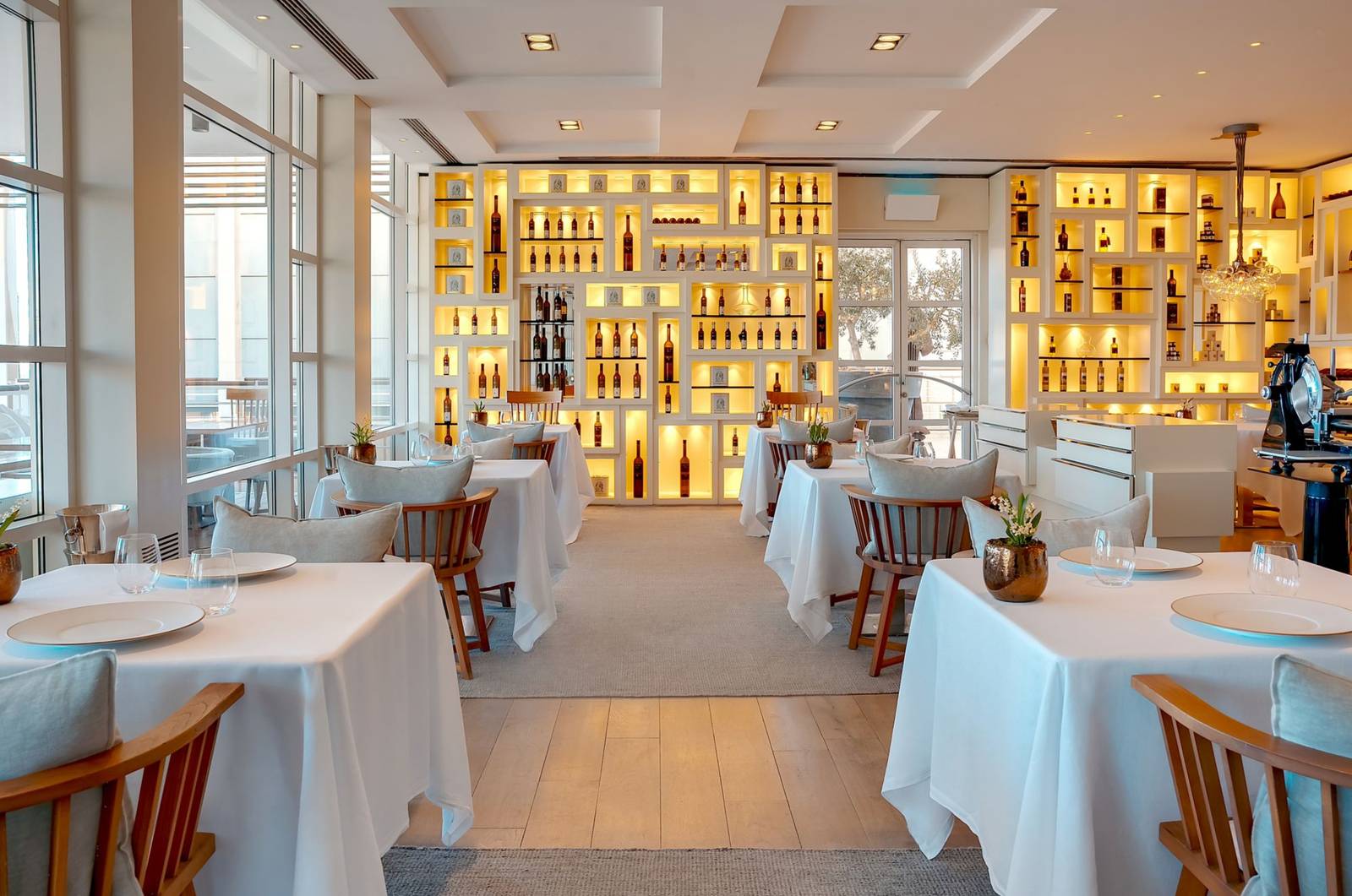 Hotel Arts Enoteca Paco Pérez 酒牆與餐桌