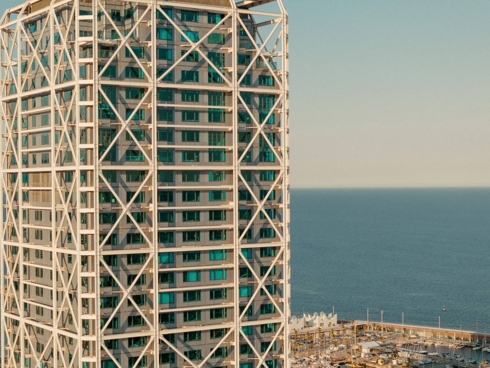 Hotel Arts 塔樓與巴塞隆納海岸
