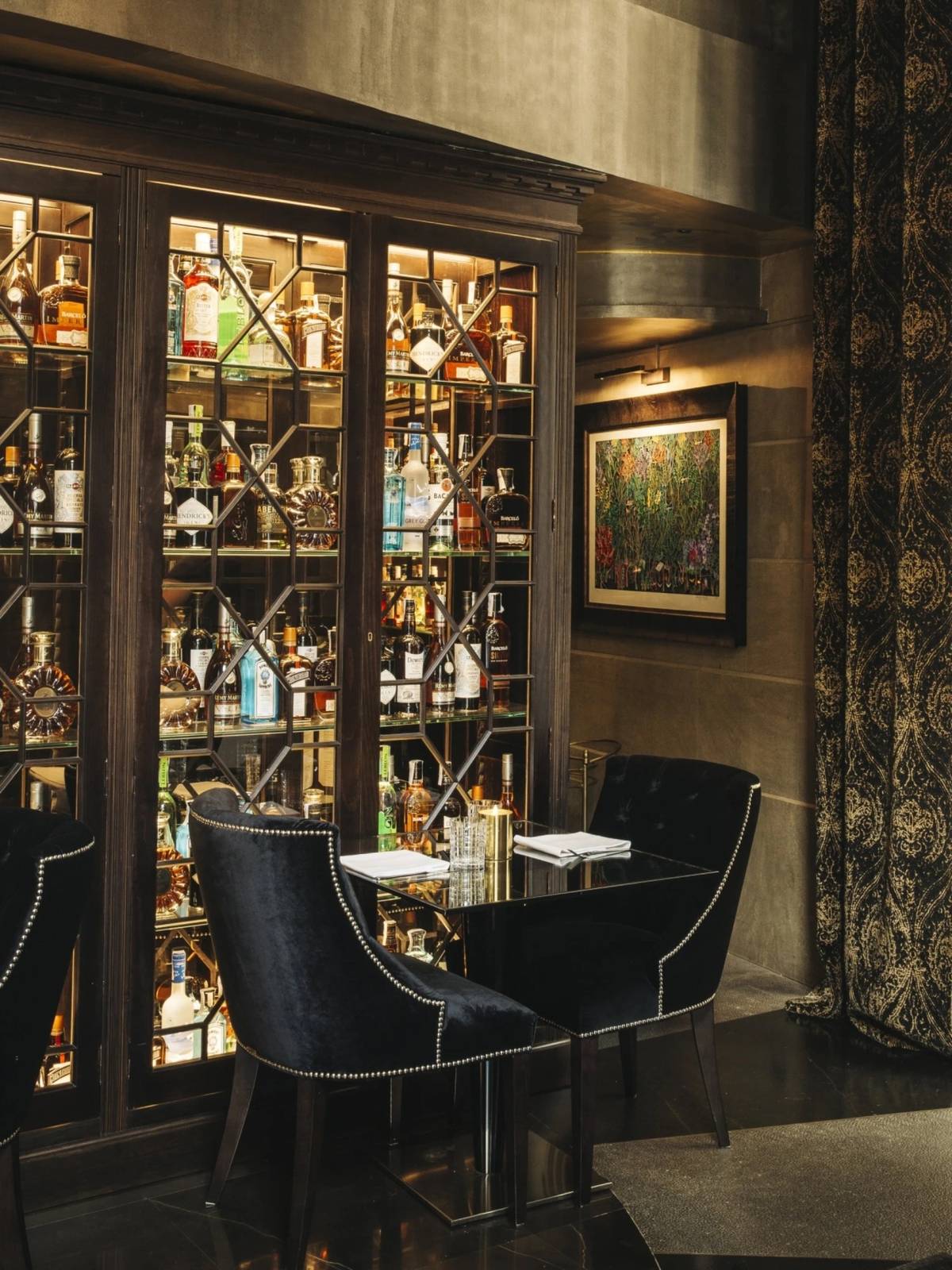 Hotel Bagués 酒吧酒櫃旁的座位