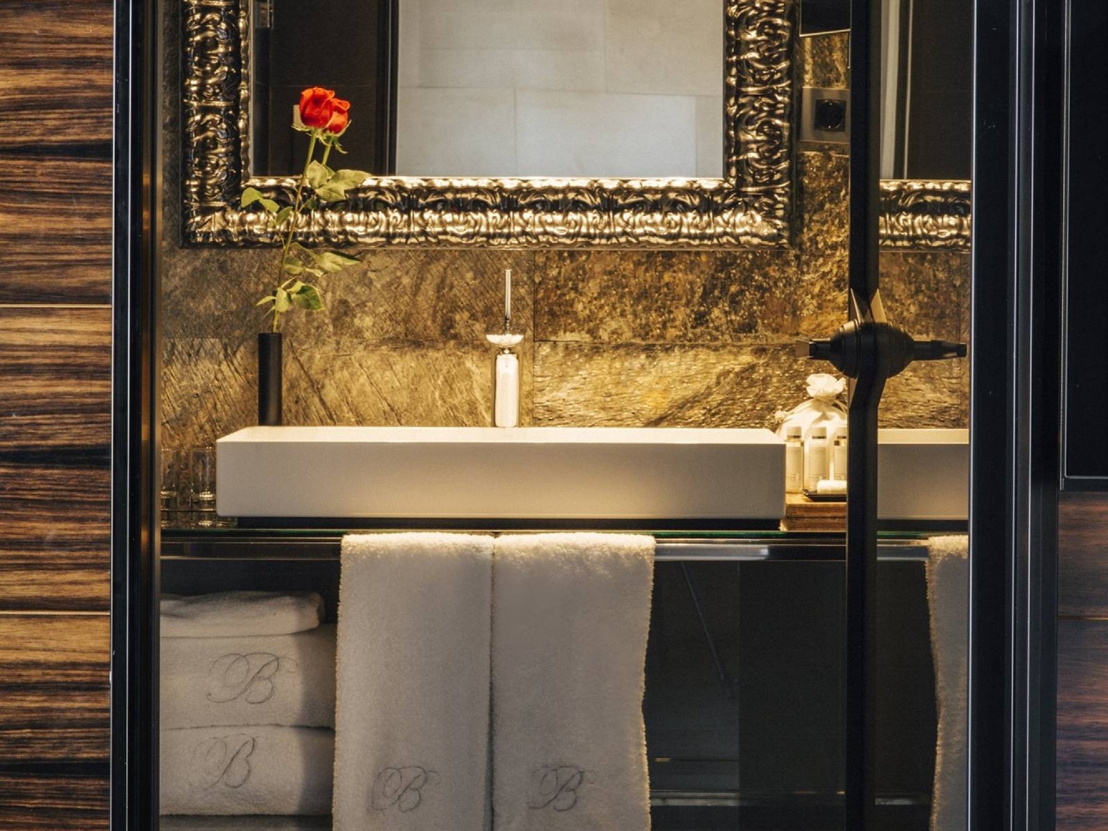 Hotel Bagués 客房浴室洗手台