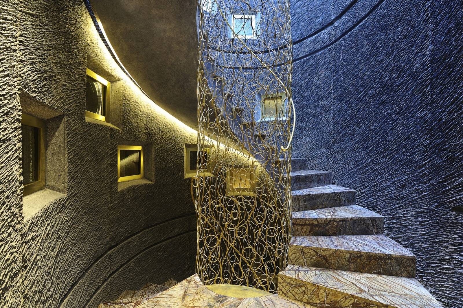 Hotel Bagués 主樓梯的金色攀藤雕塑