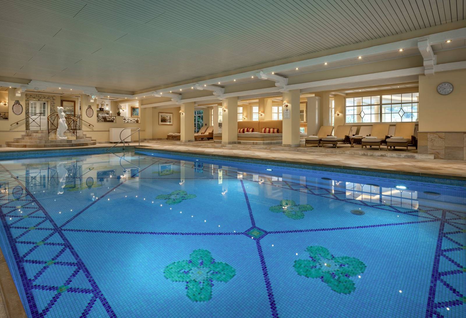 Hotel Bareiss 室內海水泳池