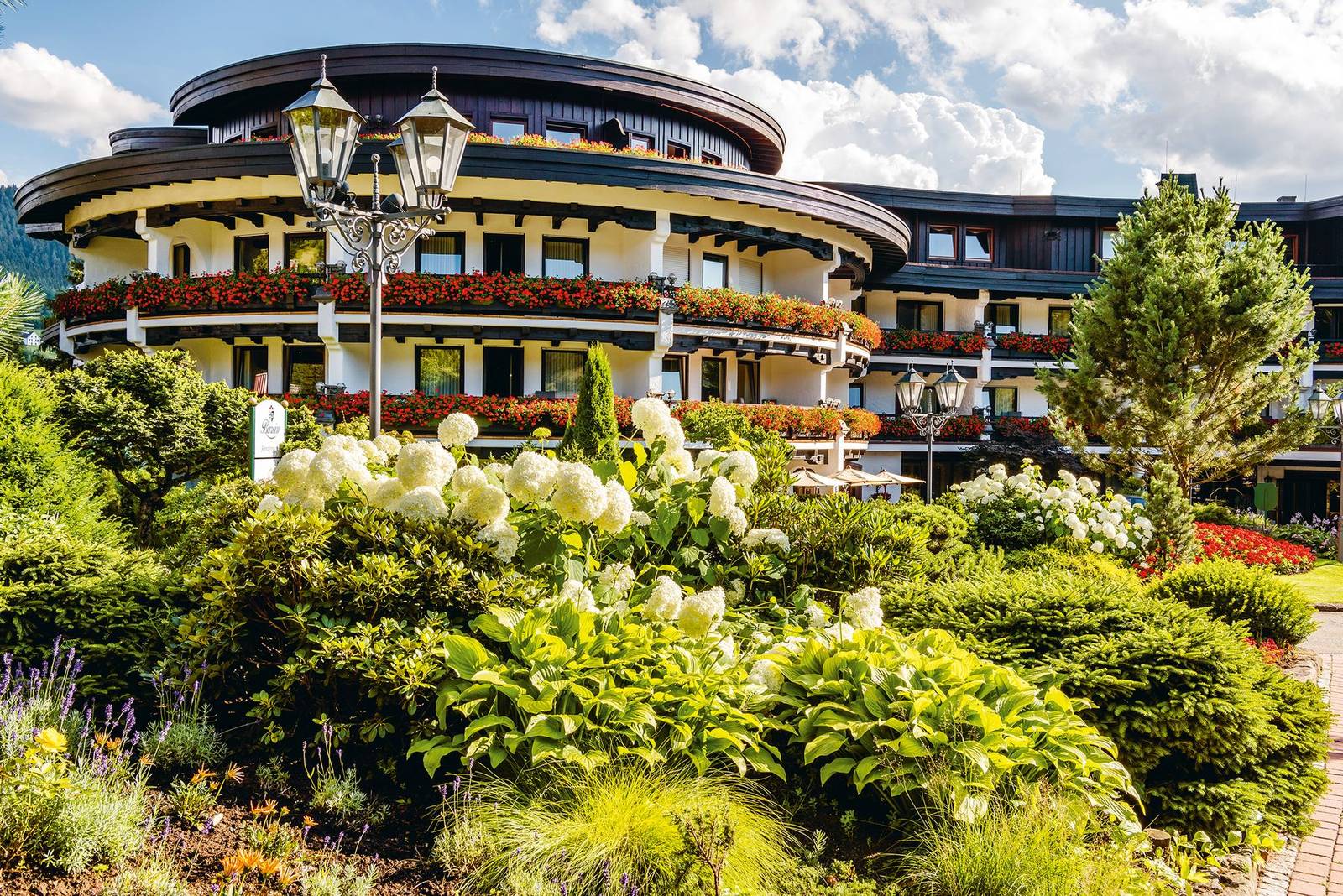 Hotel Bareiss 圓弧形主館與花園