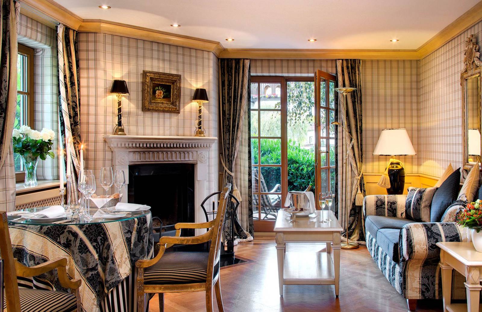 Hotel Bareiss Landhaus Suite 壁爐起居室