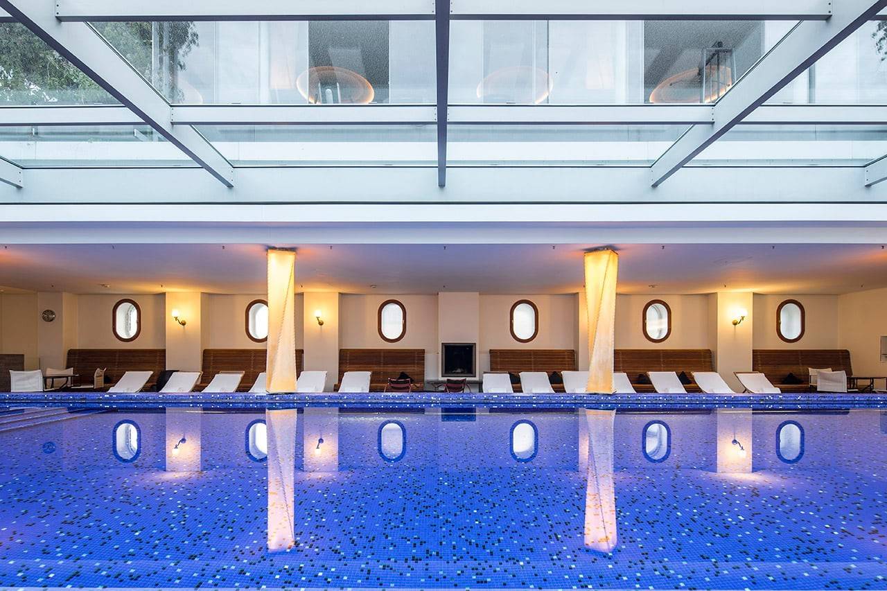Hotel Bayerischer Hof Blue Spa 玻璃屋頂下的泳池