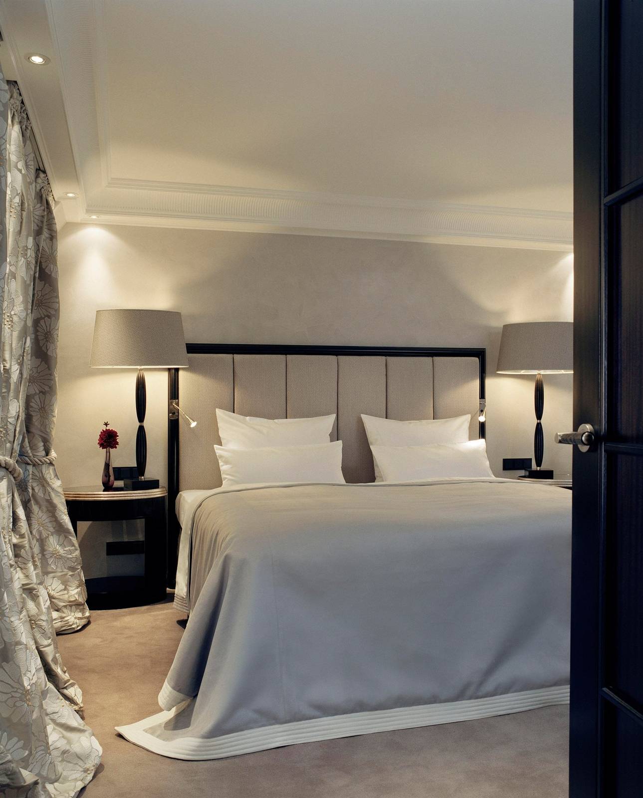 Hotel Bayerischer Hof Graf Pilati 灰色調客房