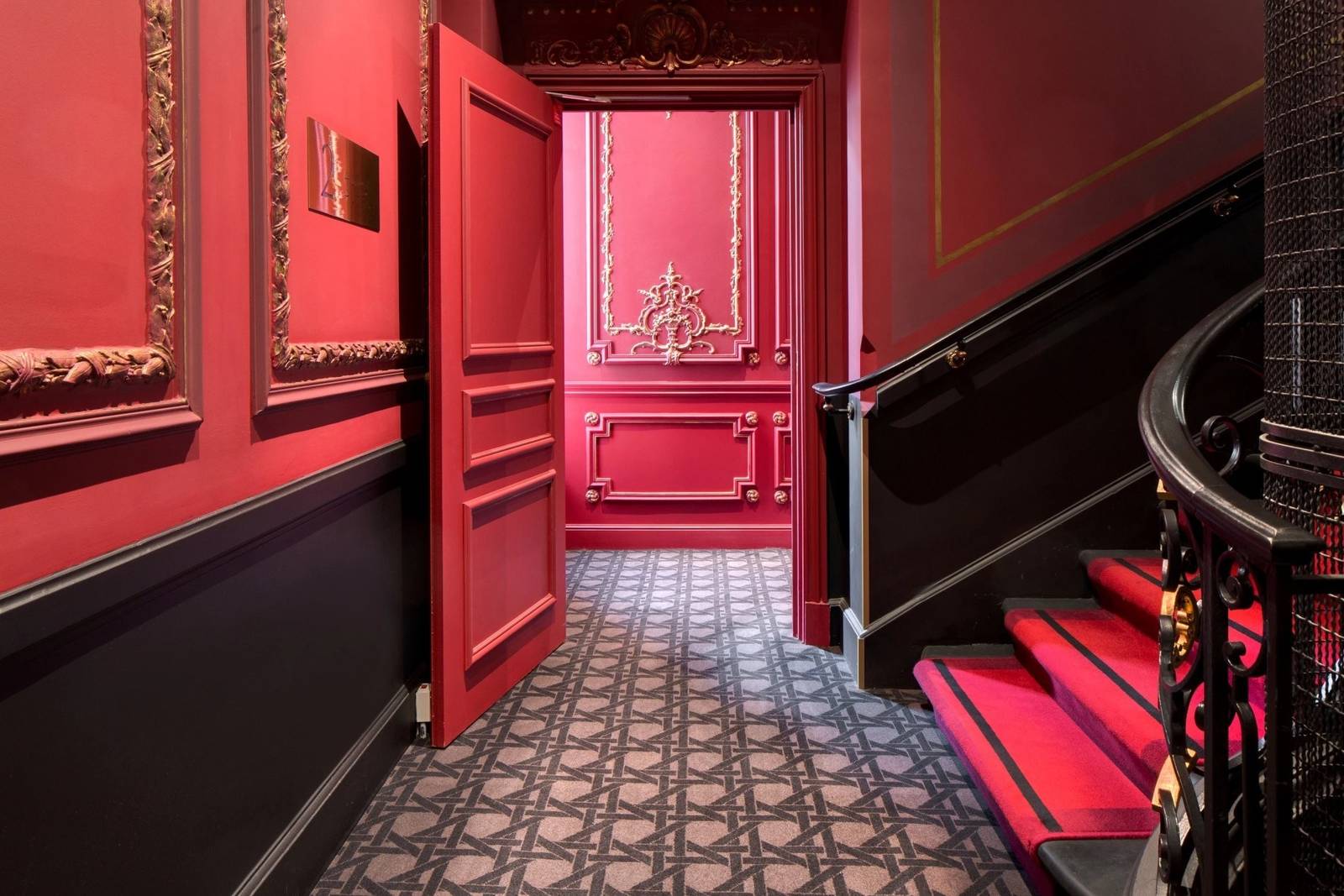 巴黎 Hotel Bowmann 紅色廊道